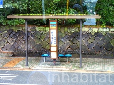 Telhado verde em ponto de ônibus
