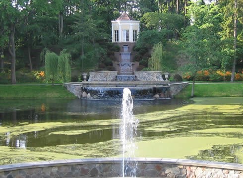 Palácio e Parque Zespol, Polônia – pavilhao e fonte também por John Brookes. Fonte: http://www.johnbrookes.com